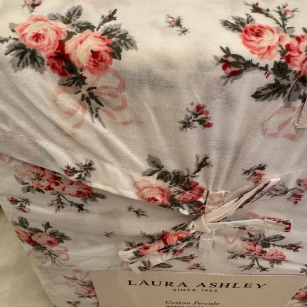 Laura Ashley ~ Queen Ribbon Bouquet Red Sheet Set ~ 100% Cotton Percale - Picture 6 of 6